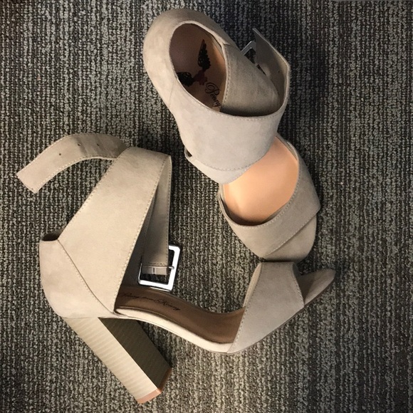 Shoes - 💕 Suede Sandals